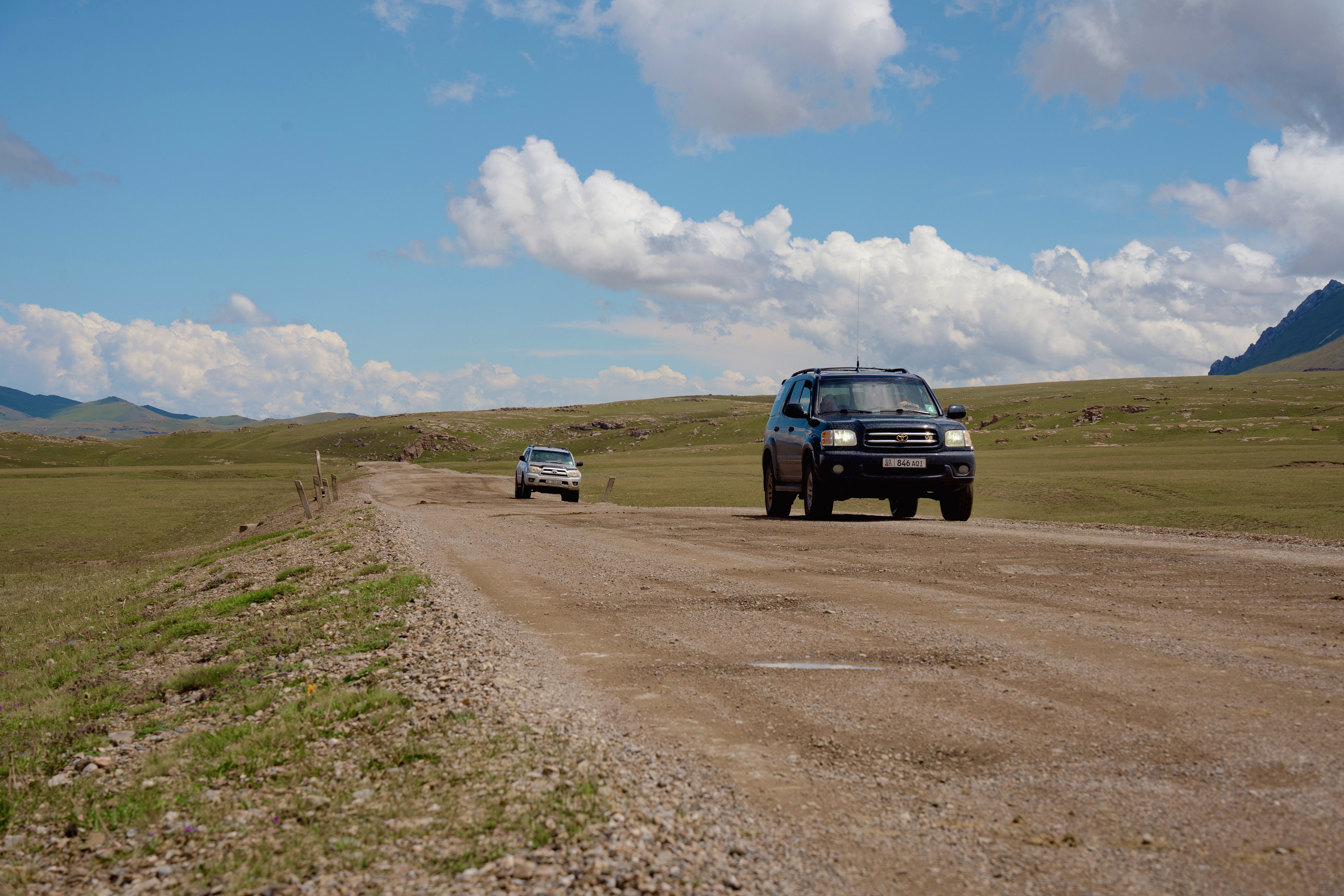 SUVs auf Schotterstraße